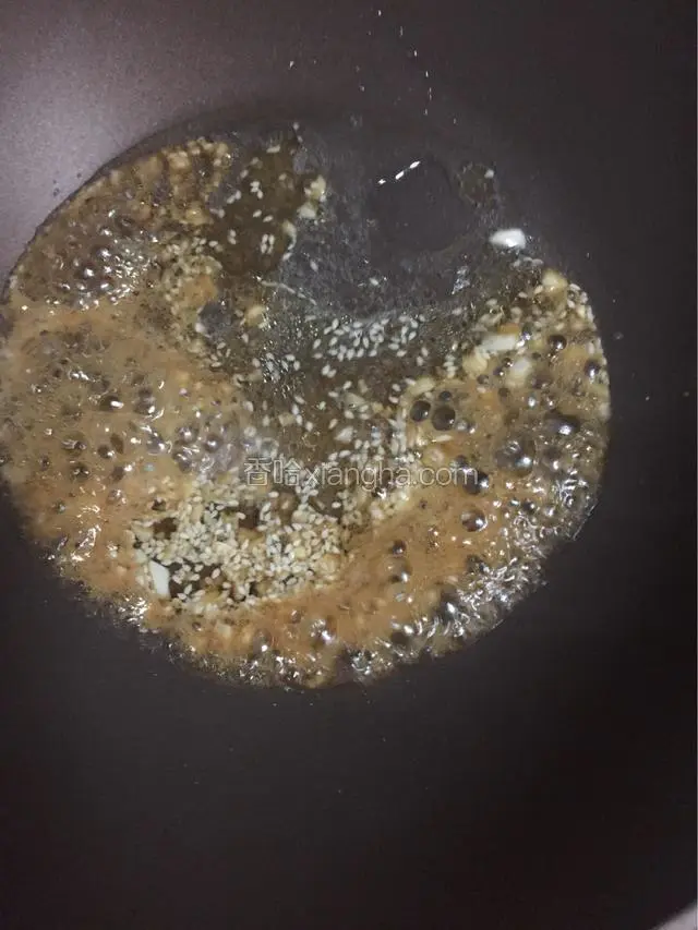 锅中加入底油，烧热加入小碗调好的佐料，翻炒均匀即可。或者也可以把热油浇在调料碗里，然后拌匀。放入热锅中，稍微调和一下，这样大蒜比较没那么大味！
