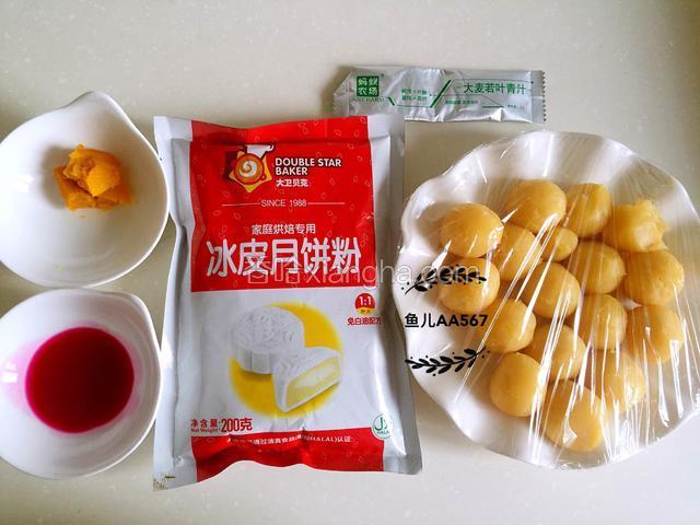 准备食材（糯米粉没拍进来），我用的南瓜泥有点干（基本上没有水分），红心火龙果汁里面没有果肉，照片中的奶黄馅是350克的，用不了这么多。