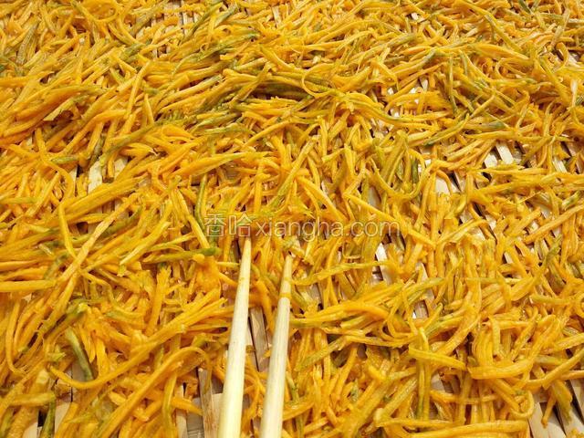 ﻿时不时用筷子翻，把底层翻起来晒