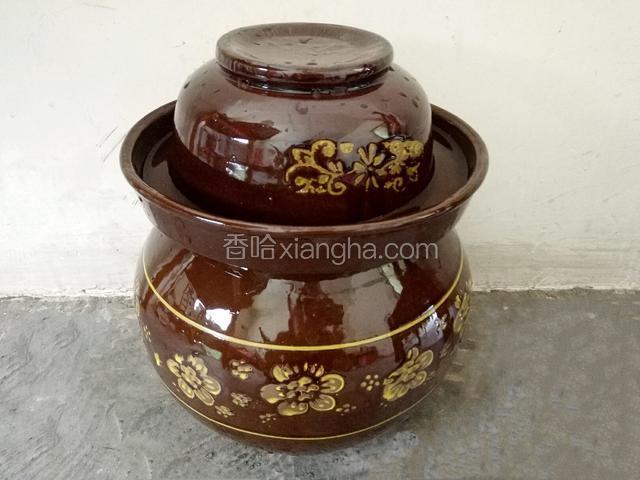 装入泡菜坛，边缘加满水，放入角落
