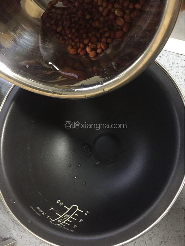 取出锅内胆，把洗净的红小豆倒入锅中，