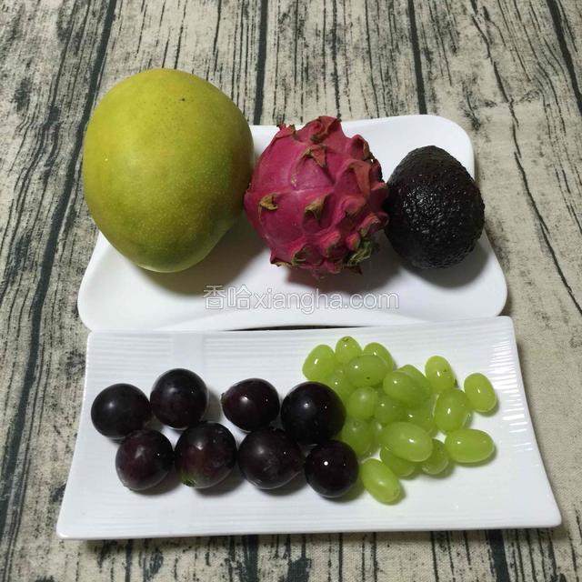 准备水果
芒果，红心火龙果，牛油果，巨峰葡萄，青提。
这个份量是多准备的，剩下的水果也可以吃。