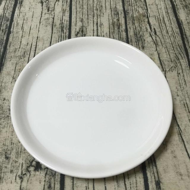 准备一盘20几度的温开水
盘子要与春卷皮大小差不