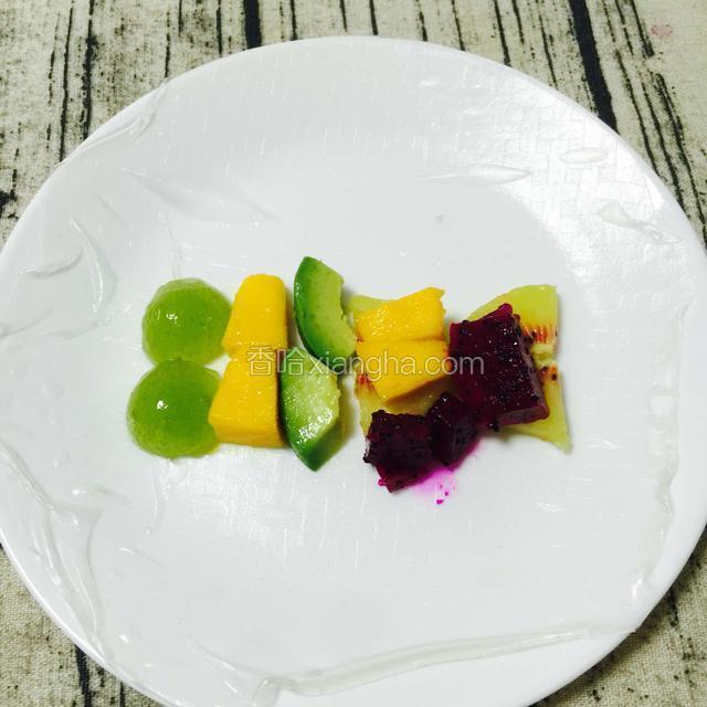 放上任意搭配的水果