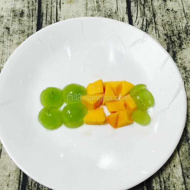 放上任意搭配的水果，
底面就是水果卷的表面，水果可以摆放漂亮些。
