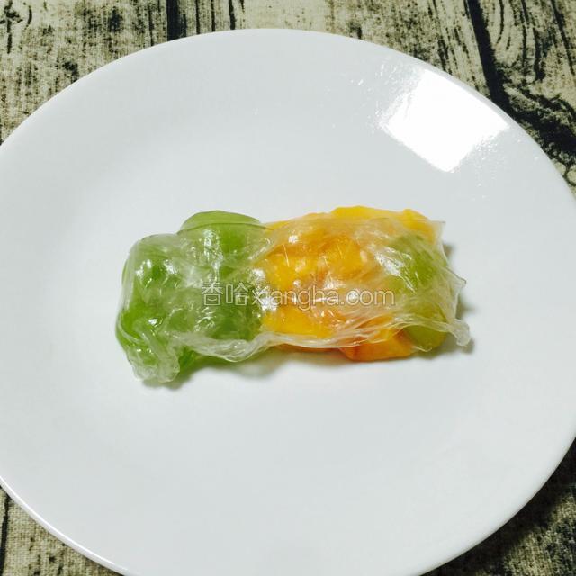 卷成一个春卷形状即可。