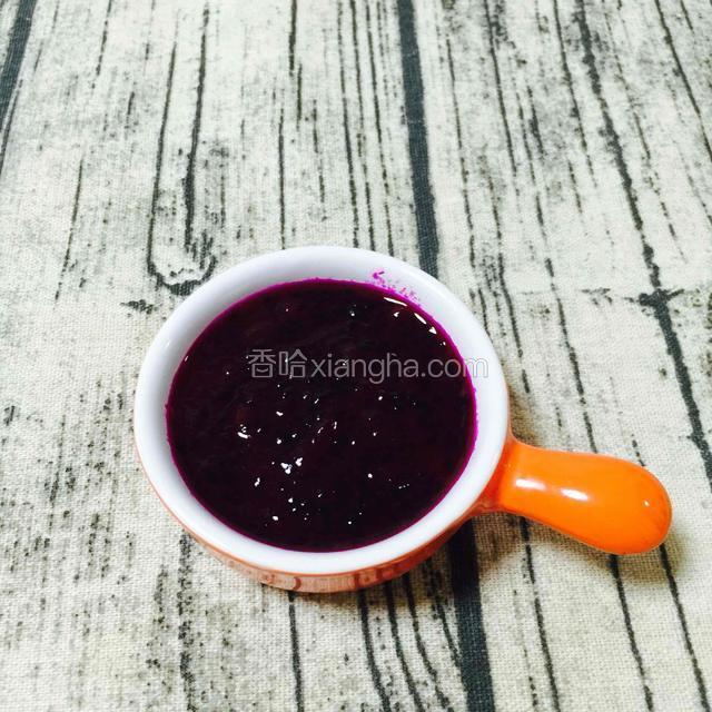 自制火龙果酱
用红心火龙果+老冰糖+柠檬汁……熬制的
水果酱可以随自己喜欢搭配