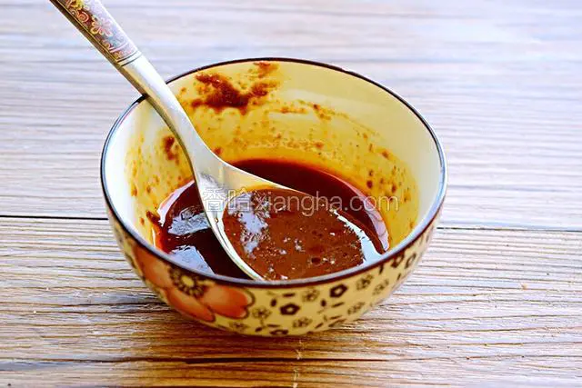 沙茶酱和生抽拌匀备用