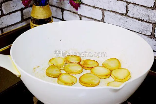 煎至两面金黄，变软变熟即可