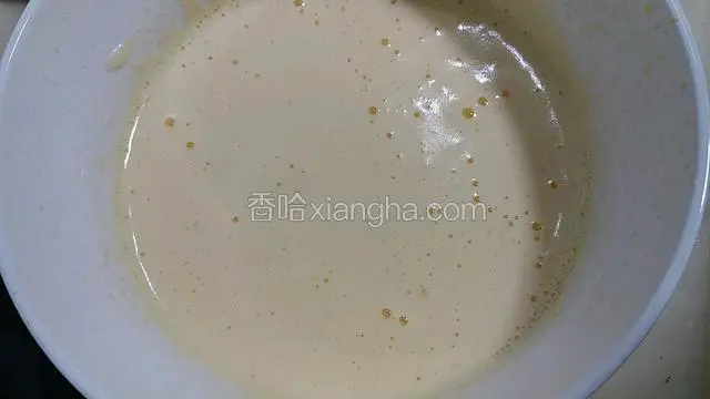 糖水加完后继续用高速打发均匀，直到颜色变成淡黄色，蛋黄糊冷却