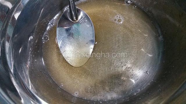 吉利丁粉加冷水泡软，隔热水化开，倒入蛋黄糊中搅拌均匀