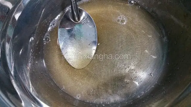 吉利丁粉加冷水泡软，隔热水化开，倒入蛋黄糊中搅拌均匀