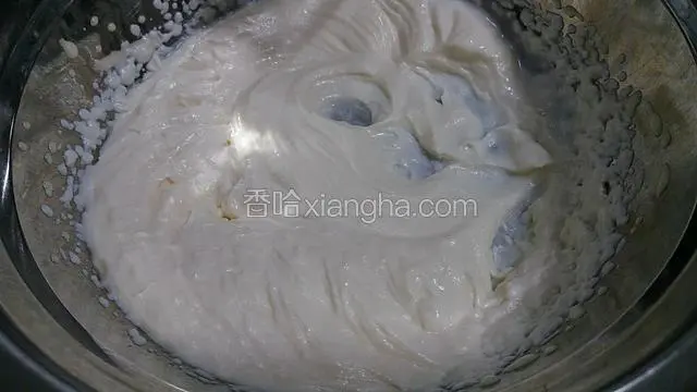 马斯卡彭芝士用打蛋器搅打均匀