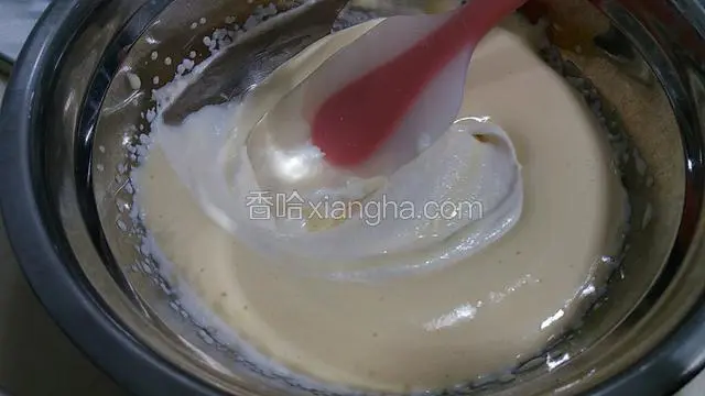 把一半的蛋黄糊加入打好芝士糊里搅拌均匀，再把搅拌好的糊倒入另一半蛋黄糊中搅拌均匀