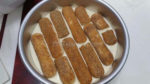 铺第二层饼干，这次铺的比较好看