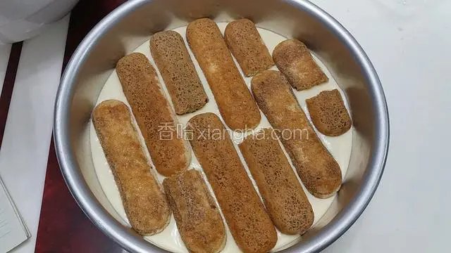 铺第二层饼干，这次铺的比较好看
