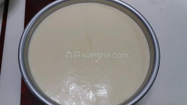 再把剩下的芝士糊全部倒进模具并震出气泡