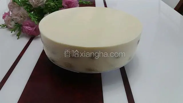 用吹风机吹模具外面，然后轻轻的把蛋糕胚取出