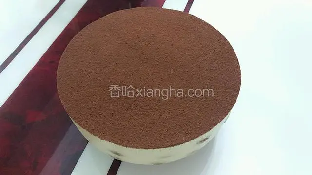 在蛋糕表面均匀撒上可可粉