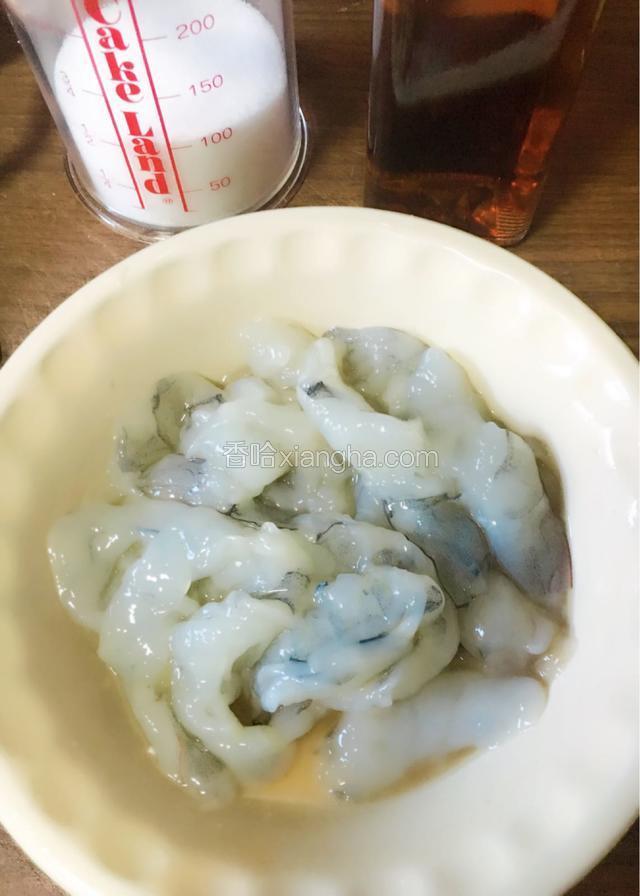 加少许盐和料酒腌制10分钟