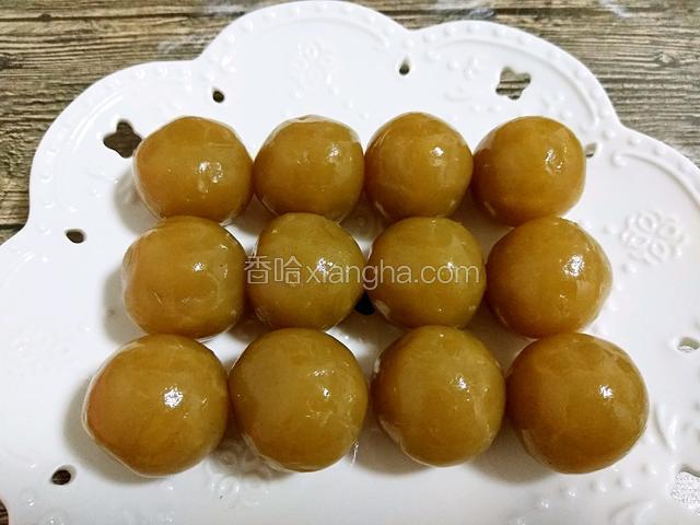 莲蓉分成20克一个搓成圆形备用（这是12个月饼的馅，做19个月饼需再加7个莲蓉馅）