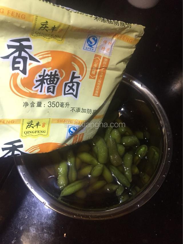 泡凉的豆角加入香糟卤1袋，没过豆角即可，