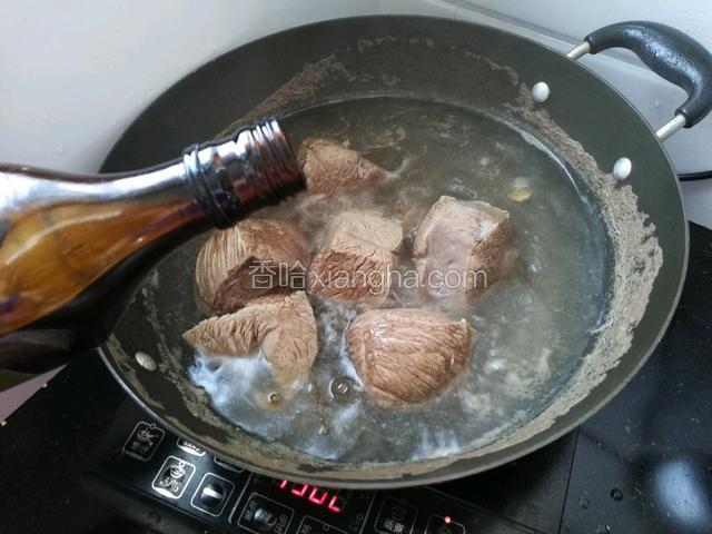 水开后倒入适量料酒，煮至牛肉断生变色。