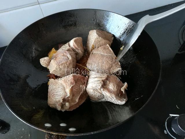 倒入牛肉翻炒。