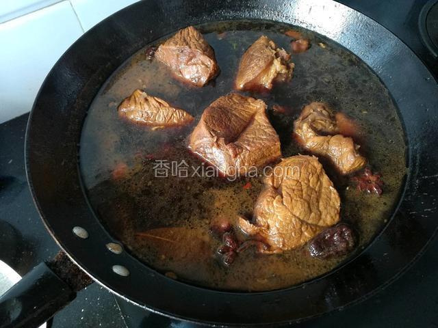 煮好后的牛肉泡在汤汁里两小时以上，中间也要翻动几次。