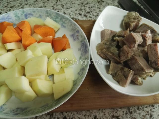 土豆胡萝卜切块，牛肉切块