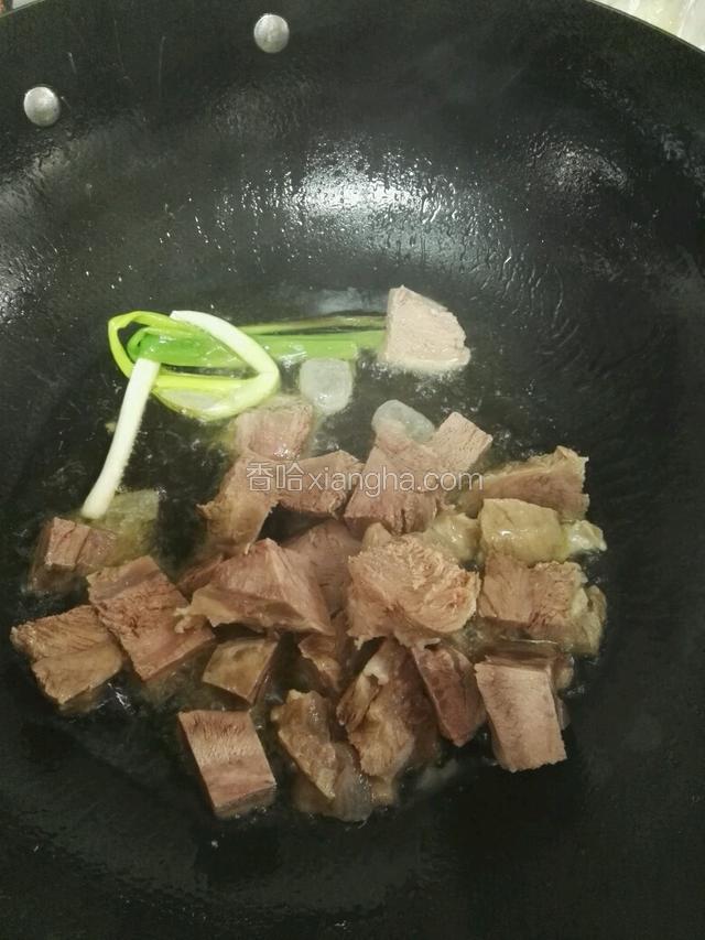 放入牛肉一起翻炒