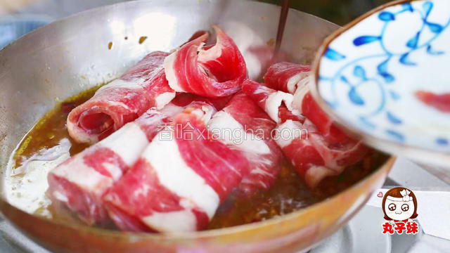 接着把肥牛放入锅内翻炒