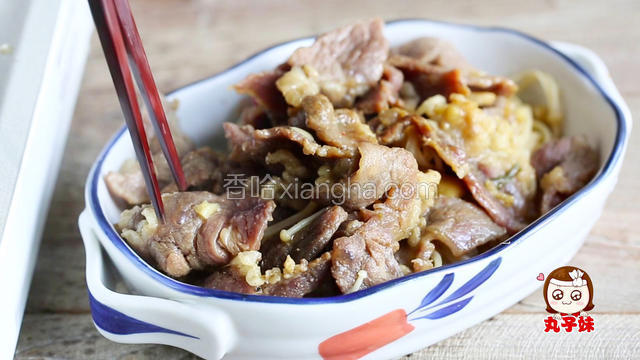 把金针菇和肥牛夹进盘内，淋上汤汁