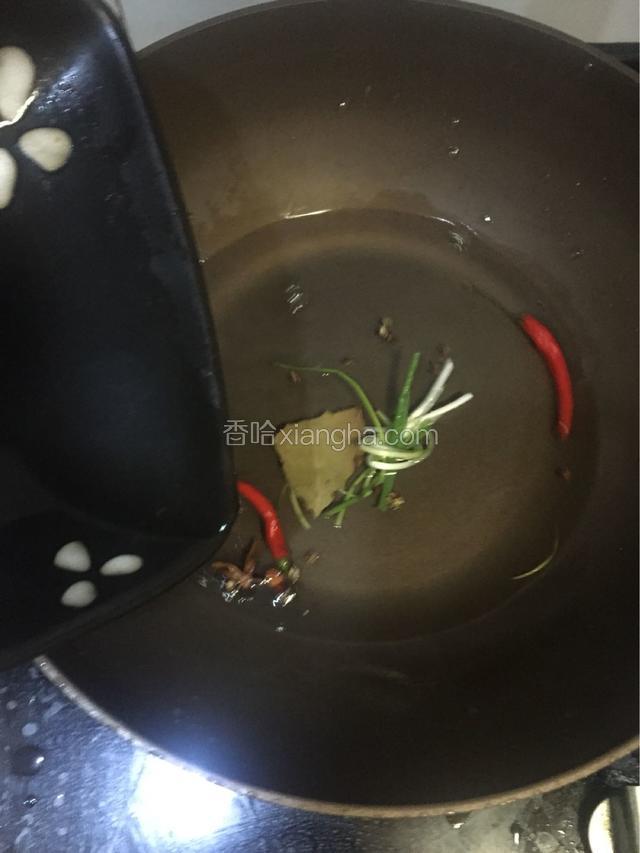 锅中加入小米椒，葱结，生姜，茴香，香叶，料酒1汤匙和清水适量，