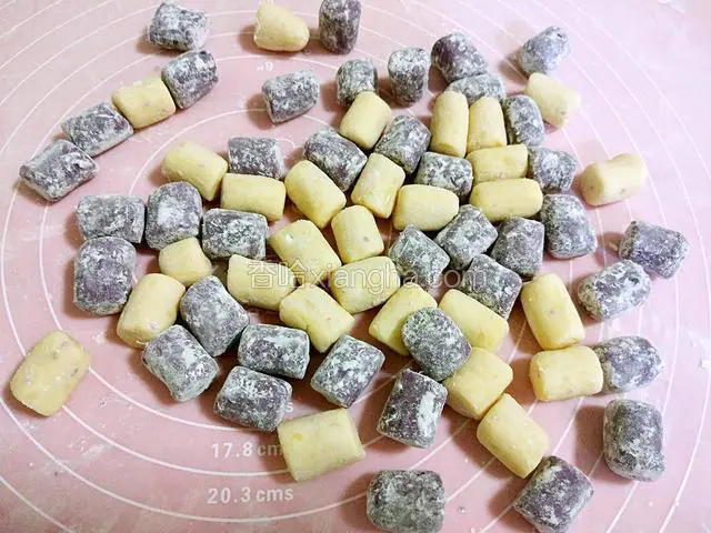 如果是做的多一次性吃不完，可以撒上木薯粉，均匀裹上木薯粉后就不粘了，放入保鲜盒或保鲜袋，放入冰箱冷冻，吃的时候再拿出来直接煮就可以