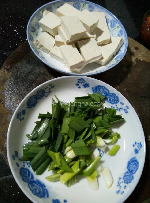 豆腐切块，蒜苗切菱形