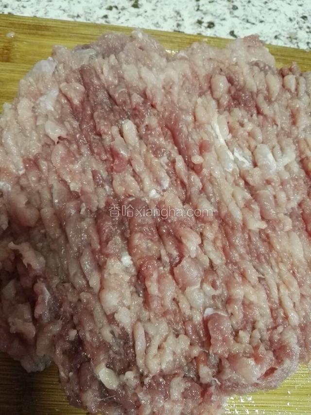 把肉剁碎，或者料理机打碎