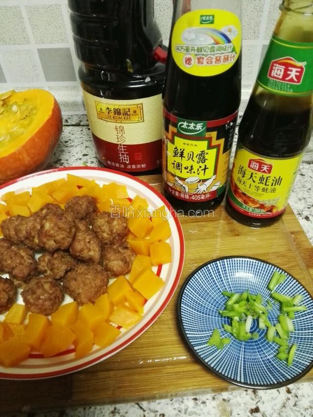 用鲜贝露，蚝油，生抽，水淀粉调汁