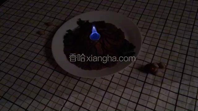 摆盘中间用一个杯子扣在盘子上，然后把切好的牛腱子摆盘，杯底加高度白酒，点燃，红红火火