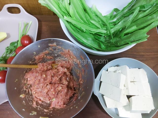 油麦菜洗净控水，猪肉馅加料酒和盐腌制20分钟。