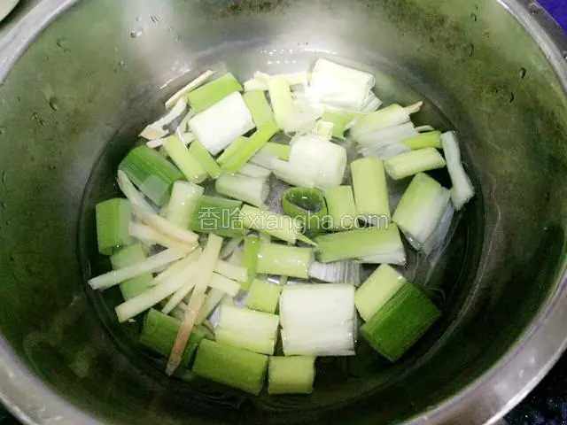 把葱姜放到一个不锈钢碗里，再放入适量的水，开中小火煮