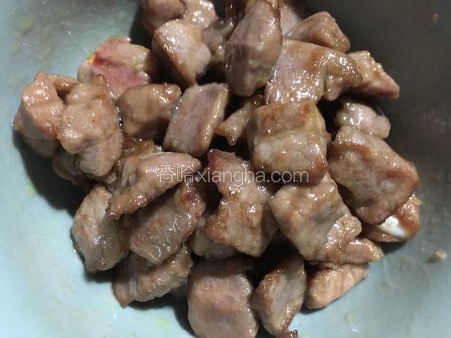 起锅热油油多点牛肉就嫩点，放入牛肉翻炒变色盛出来