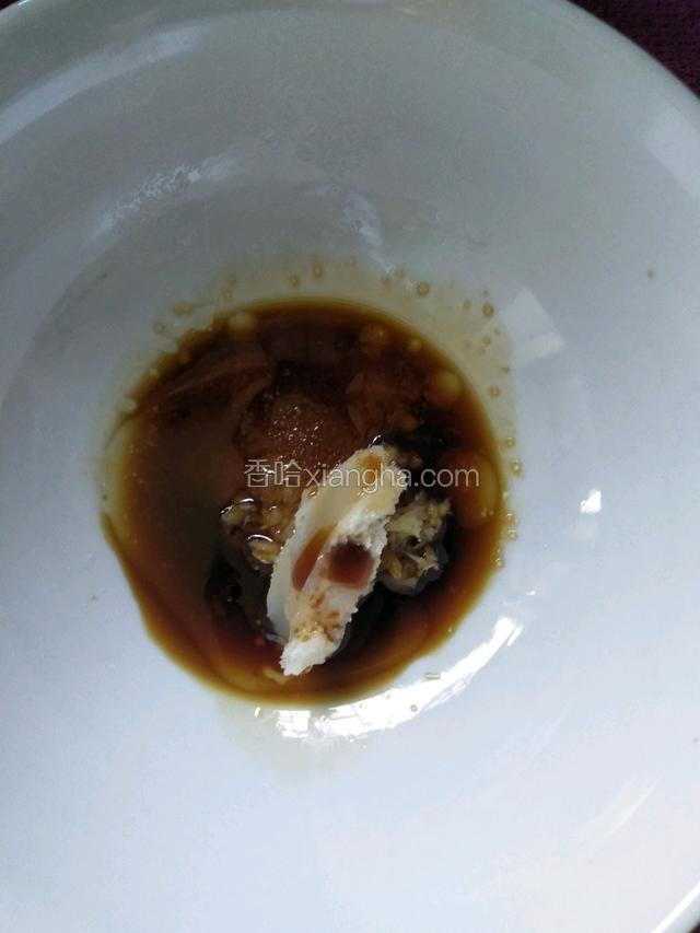 把姜蒜，盐，酱油，香油，猪油，白糖加入碗里调成料汁