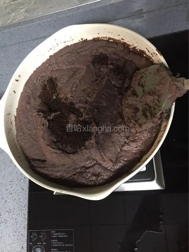 红糖分多次加入锅中搅拌，