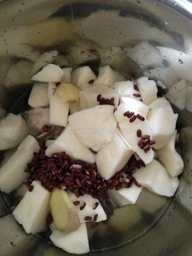 把所有材料放入汤锅里，加入姜片