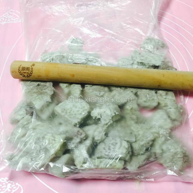 用保鲜袋装起，擀面杖来回压成泥。
（想起了没买擀面杖时，用刀背来刮芋泥，那个累的手酸的呀。）
如果想芋泥更细腻，也可以再过一次网筛，那个累呀。想想还是擀多几次算了。
