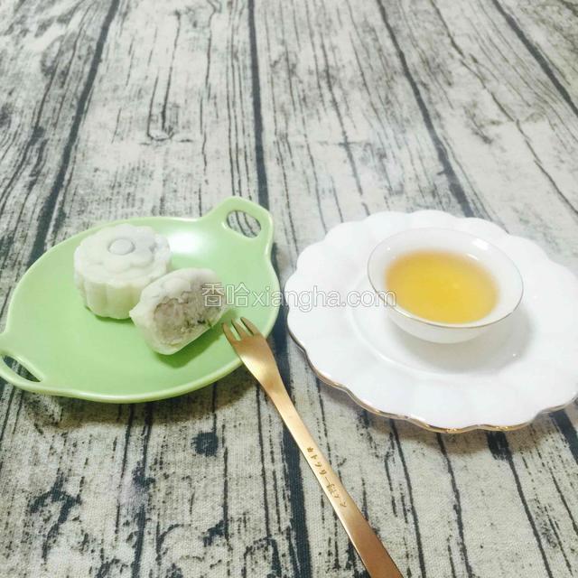 清茶+芋泥馅冰皮月饼，特别搭。
一个字：香。
口水流一地了，有末有？
赶紧动手做起吧……