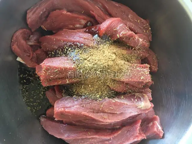 再放花椒粉，孜然粉，盐