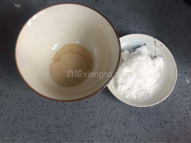 称好10g酵母和50g白糖，