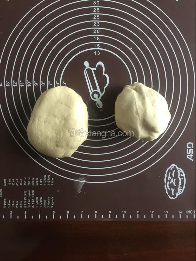 静置后的油皮面团和油酥面团都拿出来分别再揉捏几分钟，